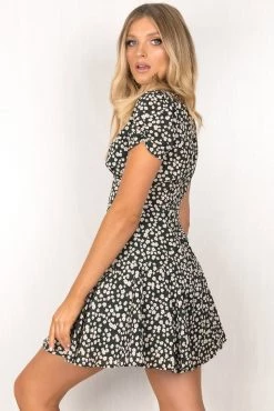Sundae Muse Gabriella Dress / Dark Floral Short Sleeve Dresses
